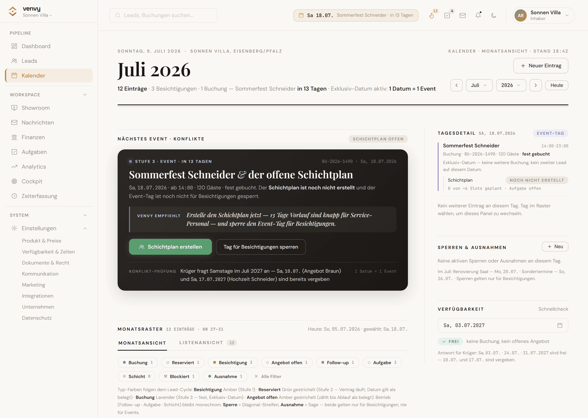 venvy Kalender in der Monatsansicht: Belegung, Konflikt-Prüfung und Exklusiv-Datum auf einen Blick — reserviert oder gebucht heißt dicht.