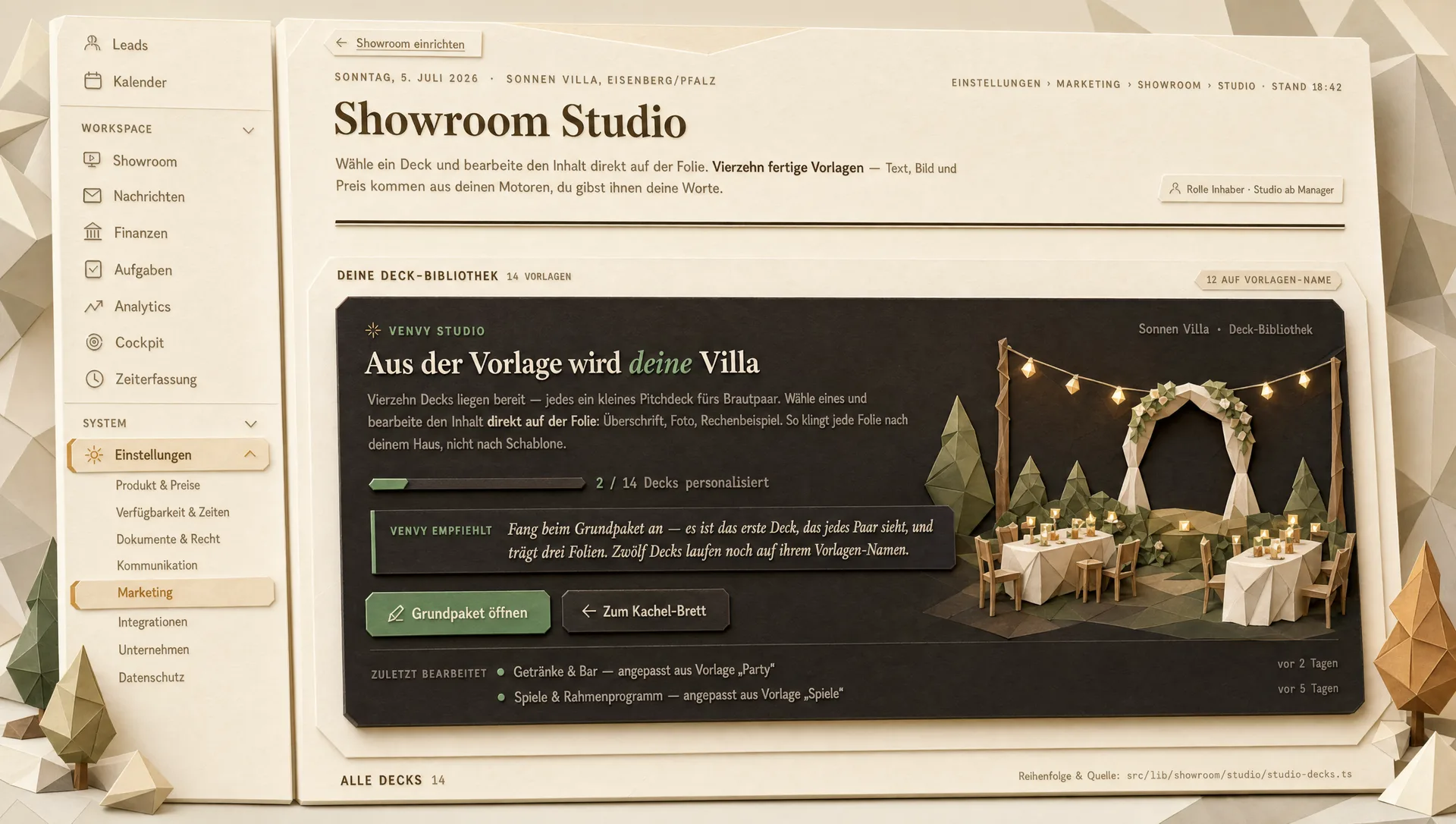 Das venvy Showroom Studio als Papier-Modell — Deck-Bibliothek mit Low-Poly-Diorama einer festlich gedeckten Eventlocation