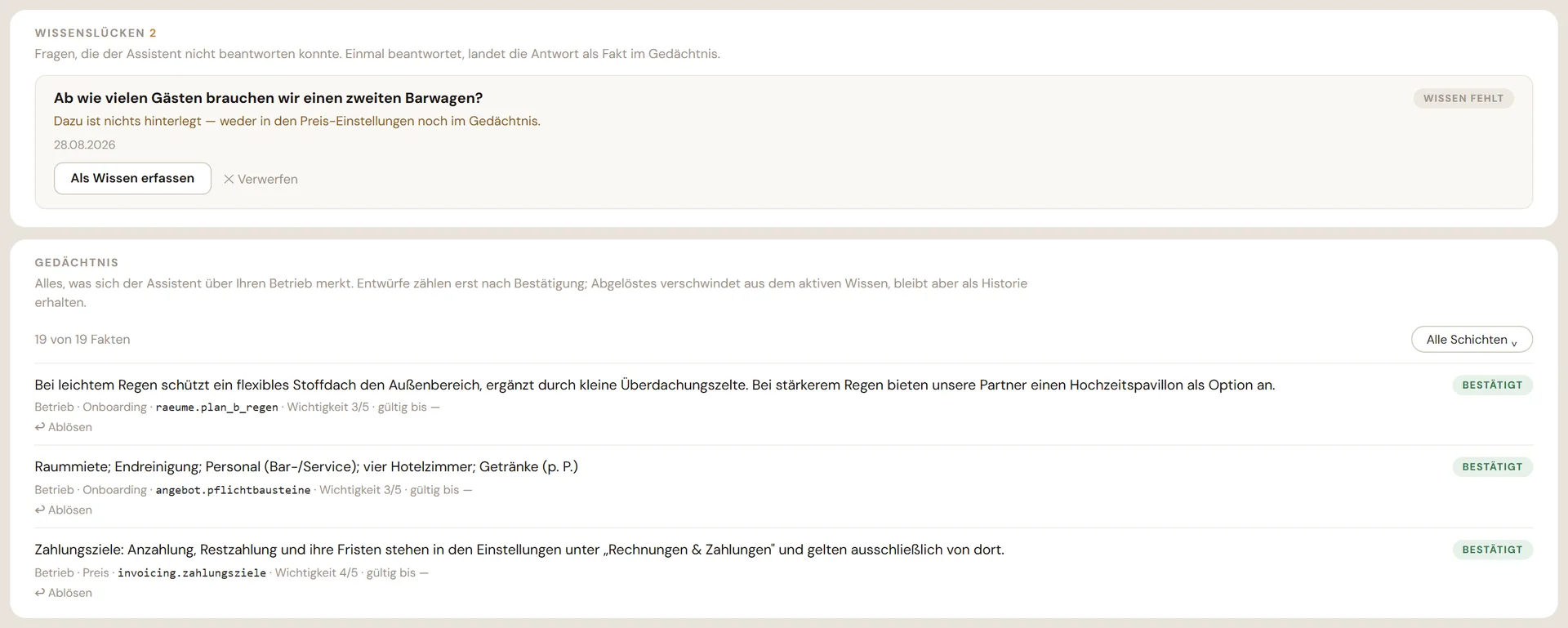 venvy Assistent: oben die offenen Wissenslücken, darunter das bestätigte Wissen über den Betrieb — jeder Satz mit Zustand.