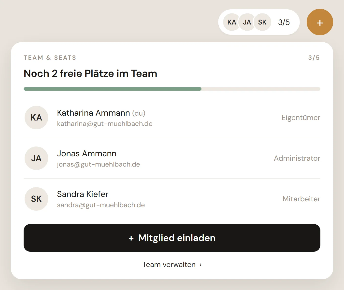 venvy Team-Karte oben rechts: wer im Team ist, wie viele Plätze frei sind, Einladen per Mail mit Rolle, ausstehende Einladung.