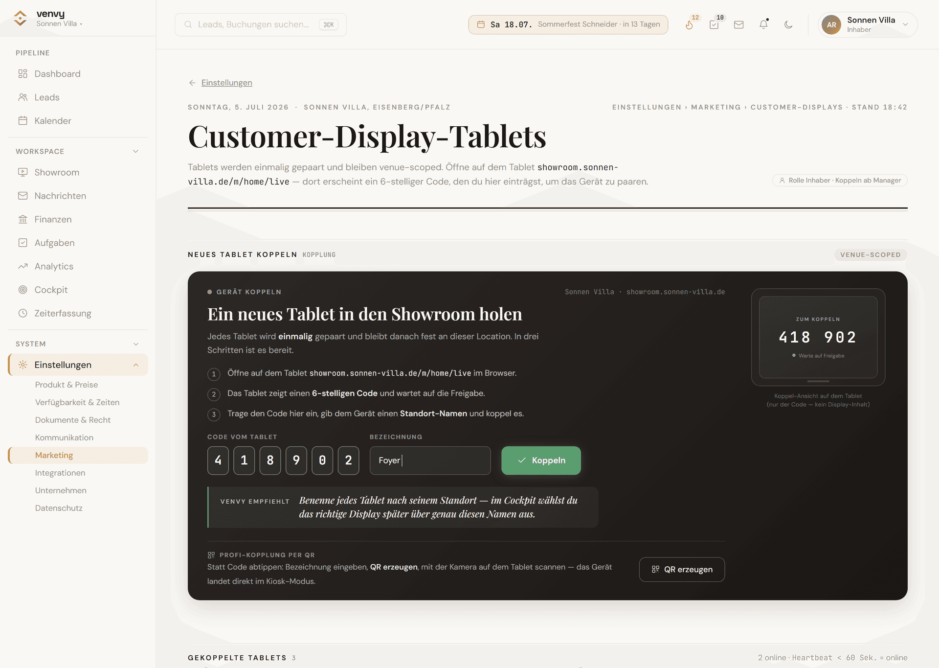 Showroom-Display im Screensaver — der Raum, bevor jemand tippt