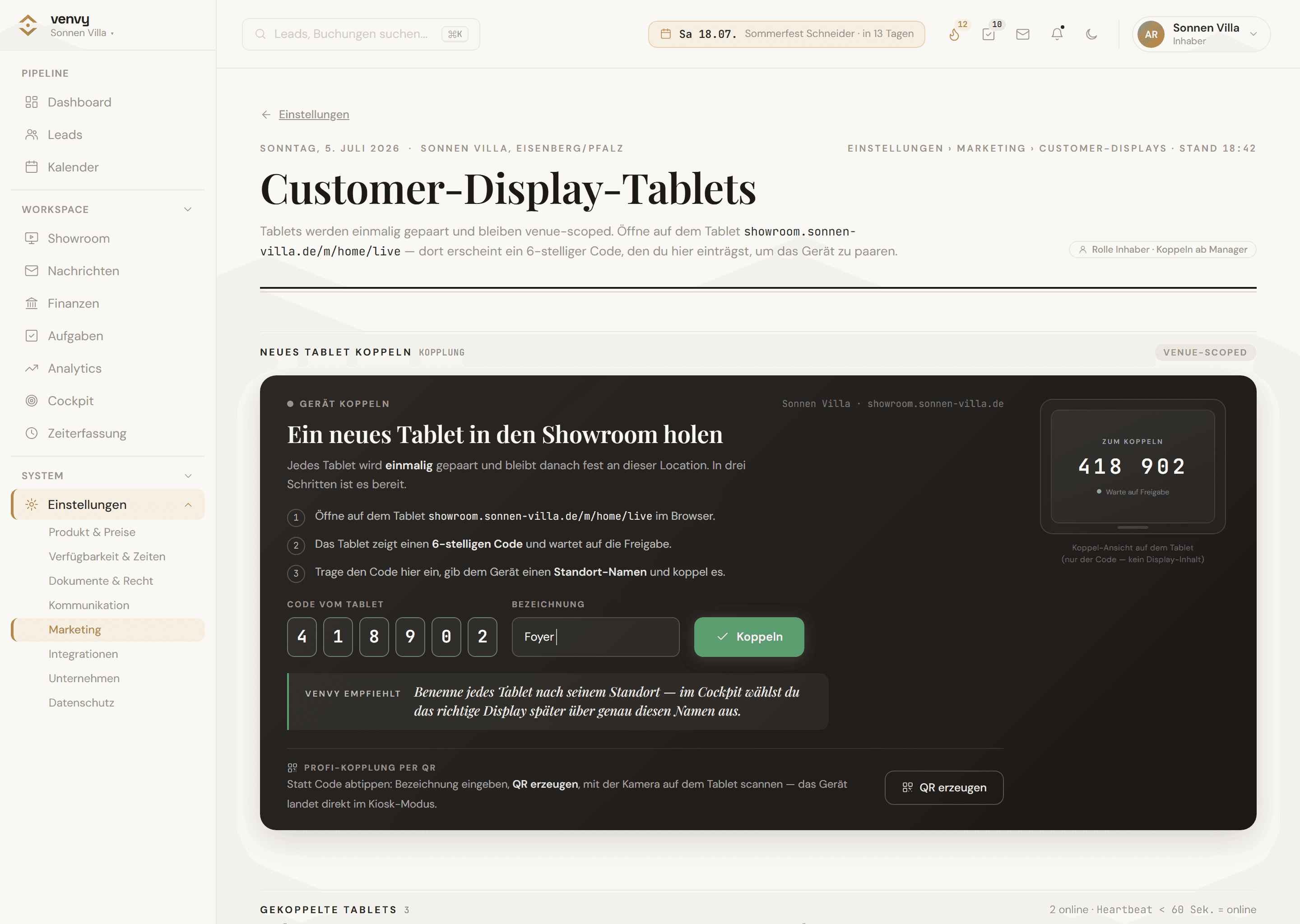 Showroom-Display im Screensaver — der Raum, bevor jemand tippt